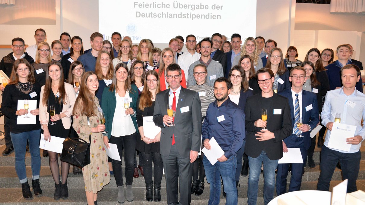Nach der Übergabe der Förderurkunden und Gruppenfoto wurde gefeiert – aber auch über Geschäftsmodelle diskutiert und Praktikumsofferten gemacht.