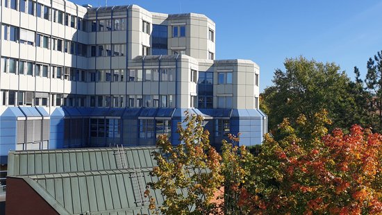 Gebäudebild von Gebäude C und Hörsaal 7 mit Herbstbäumen im Vordergrund.