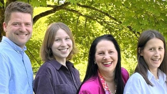 : Das Team um Prof. Dr. Marion G. Müller (3. V. l.) und Dr. Patrick Nehls (ganz links) erforscht die Wirkung von Kriegsbildern auf Unbeteiligt. Von l.n.r.: Dr. Patrick Nehls, Samira Rudek, Marion G. Müller, Sofia Brehm)