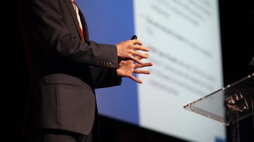 Sprecher vor Präsentationsfolie