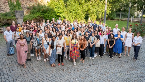 Die Teilnehmerinnen und Teilnehmer des Internationalen Ferienkurses bei der Begrüßung im Rathaus Trier.