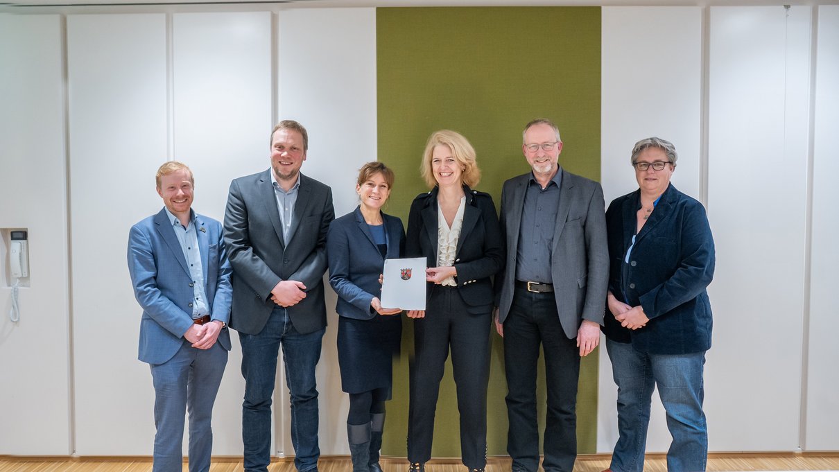 Juniorprofessor Florian Kasten, Prof. Henrik Krehenwinkel, Ministerialdirektorin Katharina Heil, Universitätspräsidentin Eva Martha Eckkrammer, Vizepräsident Torsten Mattern sowie Kanzlerin Ulrike Graßnick