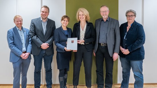 Juniorprofessor Florian Kasten, Prof. Henrik Krehenwinkel, Ministerialdirektorin Katharina Heil, Universitätspräsidentin Eva Martha Eckkrammer, Vizepräsident Torsten Mattern sowie Kanzlerin Ulrike Graßnick