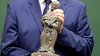 Ausoniuspreis Statue in der Hand