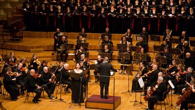 [Translate to Englisch:] Chor und Orchester beim Konzert im Music Center 