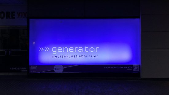 Bereits von Weitem ist das Lichtinstallation der Kunstgeschichte zu sehen.