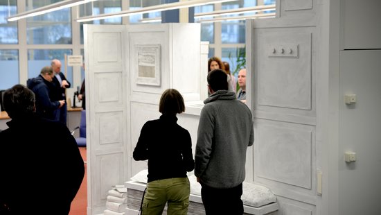 Die Gäste der Eröffnungsfeier bestaunten die Rauminstallation des Arbeitszimmers von Oswald von Nell-Breuning aus allen Perspektiven.