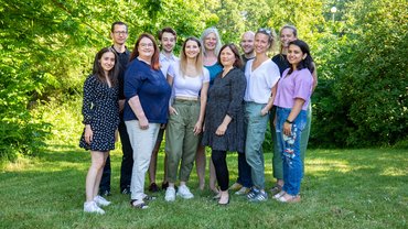 Foto im Grünen von 11 Personen