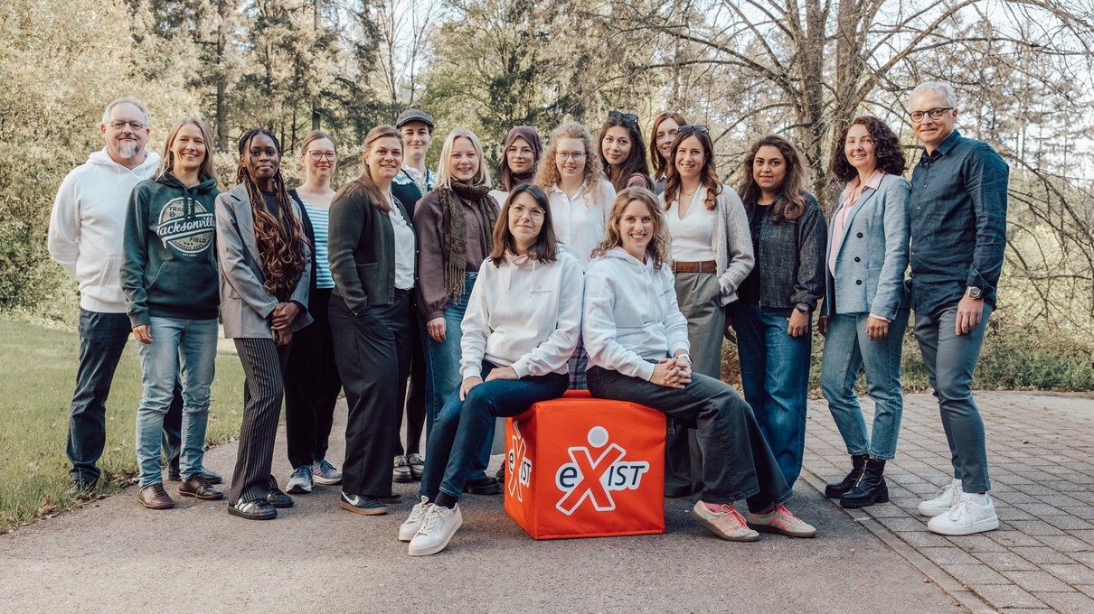 Foto: Vanessa Weber-Mischke. V. l. n. R. Stephan Seeling, Klara Weber, Tracy Rujumba, Isabel Bittermann, Dr. Katharina Thiel, Inka Abel, Maren Rogawski, Müzeyyen Solak, Sarah Hüttemeister, Sarah Baader, Melanie Limberg, Luisa Claußen, Elaheeh Samieenia, Nana Berishvili und Dietmar Bier. Vorne: Daniela Hansen und Sabrina Rohles. Es fehlen: Natalja Girod, Elena Longen, Mareijke Breuer und Xenia Metzger.