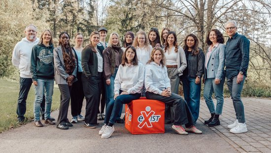 Foto: Vanessa Weber-Mischke. V. l. n. R. Stephan Seeling, Klara Weber, Tracy Rujumba, Isabel Bittermann, Dr. Katharina Thiel, Inka Abel, Maren Rogawski, Müzeyyen Solak, Sarah Hüttemeister, Sarah Baader, Melanie Limberg, Luisa Claußen, Elaheeh Samieenia, Nana Berishvili und Dietmar Bier. Vorne: Daniela Hansen und Sabrina Rohles. Es fehlen: Natalja Girod, Elena Longen, Mareijke Breuer und Xenia Metzger.