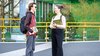 Studierende unterhalten sich auf dem Campus