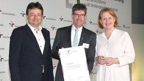Präsident Prof. Dr. Dr. h.c. Michael Jäckel nahm das Zertifikat für die Universität Trier entgegen. Foto: Pressefoto Berlin/ Juri Reetz.