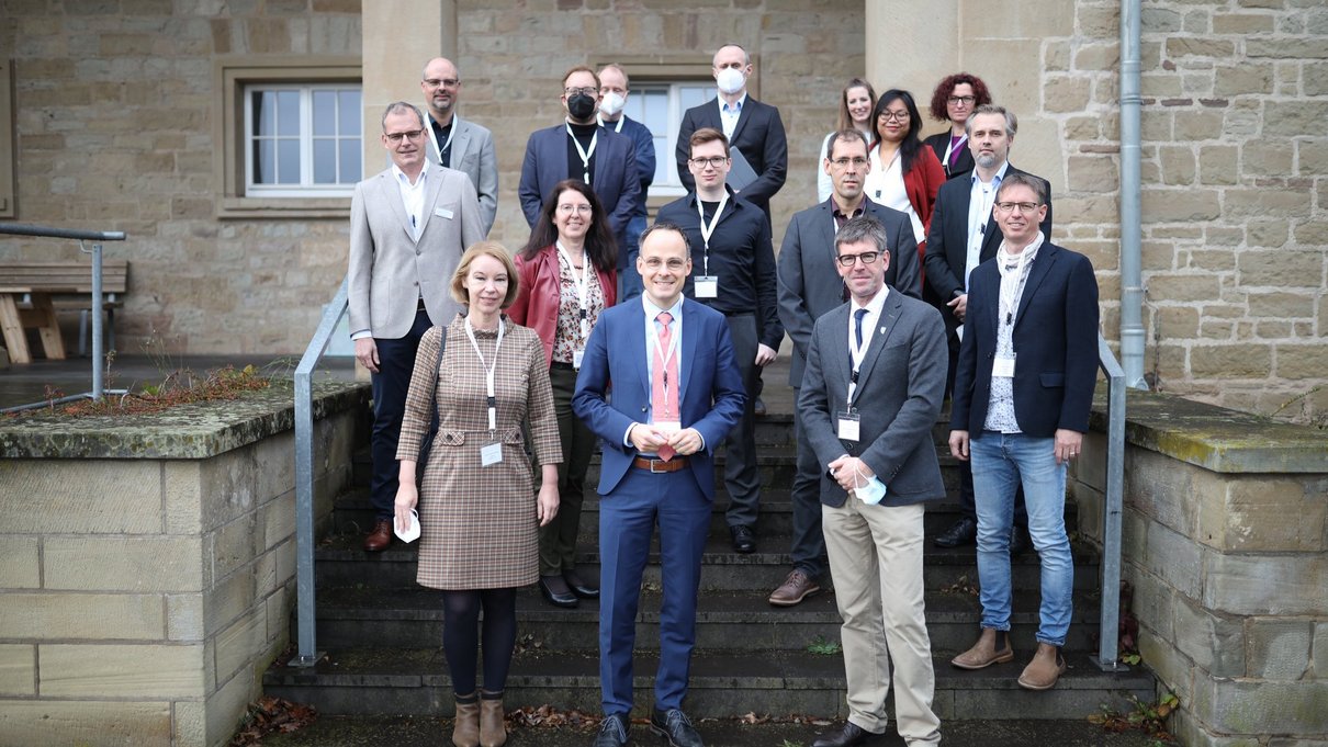 Staatssekretär Dr. Denis Alt (vorne, Mitte) mit der Präsidentin der Hochschule, Prof. Dr. Dorit Schumann (vorne, links), Universitätspräsident Prof. Dr. Michael Jäckel (vorne rechts) und Beteiligten des Forschungskollegs.