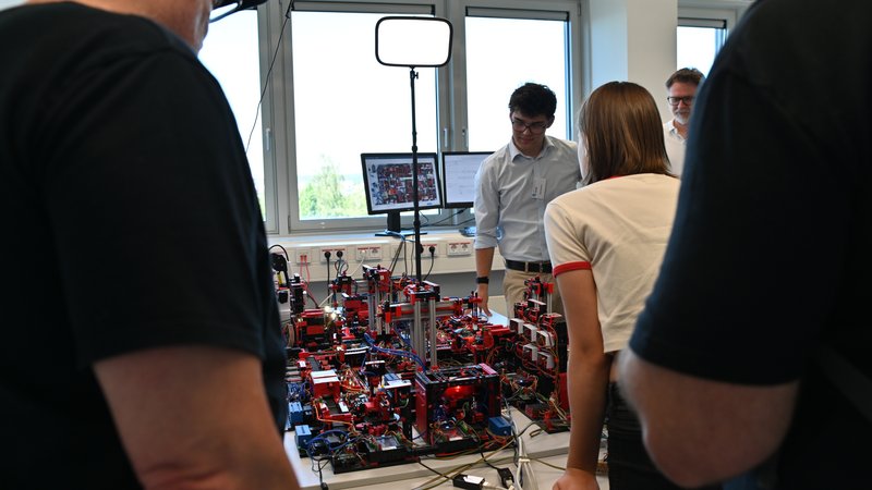 Besucher im IOT-Labor