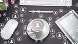 ein Schreibtisch mit Tastatur, Maus, Stift, Tablet und Kaffetasse, darüber ein Netz von verbundenen Figuren