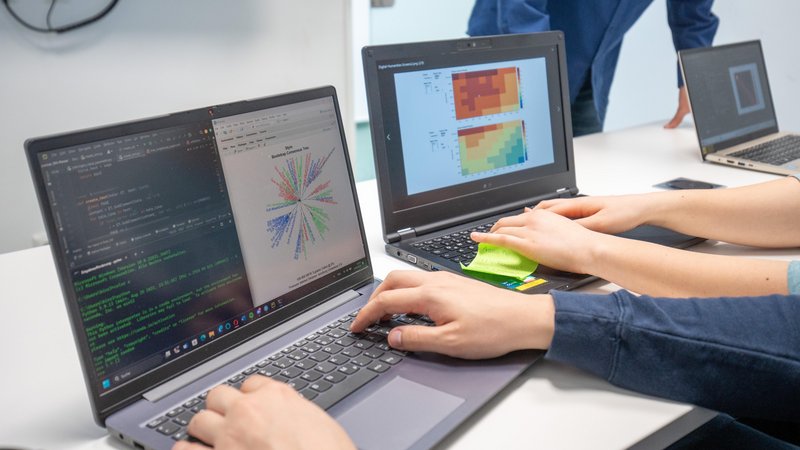 Hände, die auf Laptops tippen