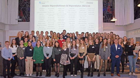 Strahlende Gesichter: 67 Studierende der Universität Trier freuen sich über ein Deutschlandstipendium.