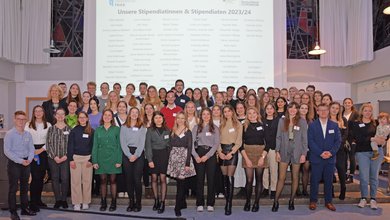 Gruppenfoto der Stipendiaten des Deutschlandstipendiums 2023 auf der Bühne der Kapelle auf Campus II.
