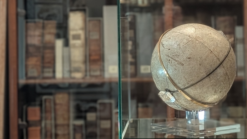 ein Globus in einer Bibliothek