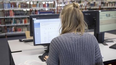Studierende am PC