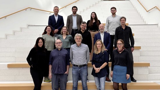 Forschende der Universität Trier, des Leibniz-Zentrums für Archäologie (LEIZA), der Universität Mainz und des Leibniz-Instituts für Resilienzforschung (LIR) haben sich zum Start des Leibniz-WissenschaftsCampus in Mainz getroffen. Foto: LEIZA / René Müller.