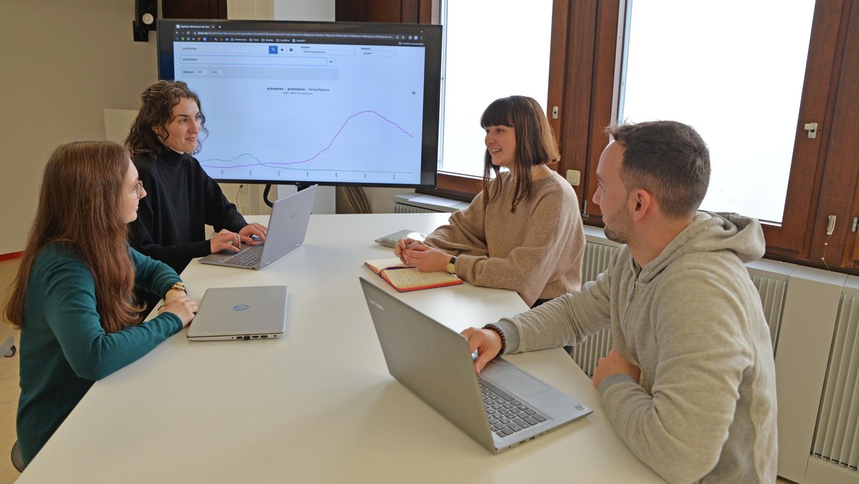 : Projektmitarbeiterin Sarah Riefer (2 v. r.) im Gespräch mit Studierenden in einem Future Learning Space an der Uni Trier