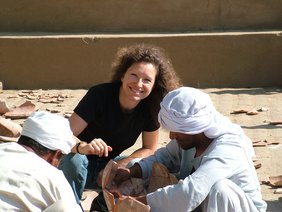 Dr. Köpp mit ihren Arbeitern beim Restaurieren von Weinkrügen aus dem Grab des Chasechemui Abydos