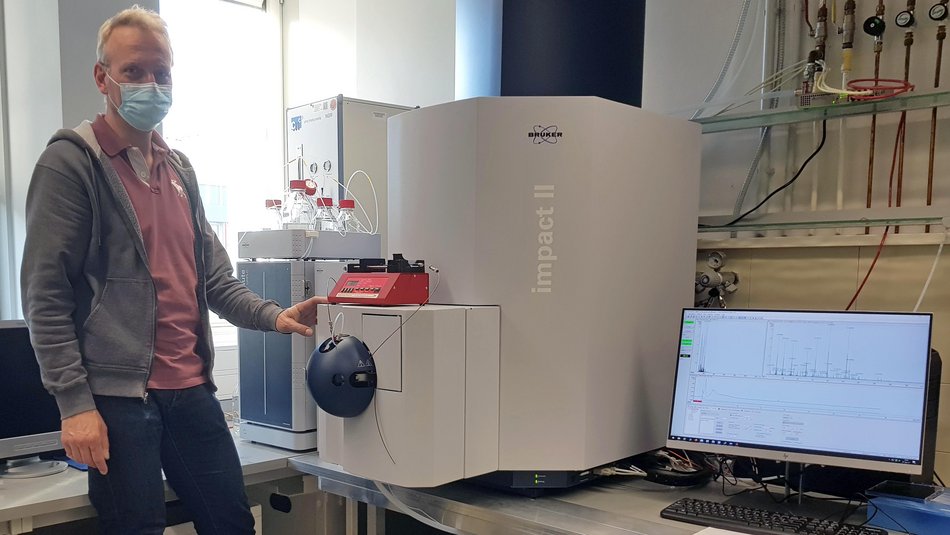 Prof. Dr. Sören Thiele-Bruhn arbeitet am neuen Massenspektrometer. Das Gerät ist so groß, dass es nicht ganz auf das Bild passt. Prof. Dr. Sören Thiele-Bruhn arbeitet am neuen Massenspektrometer. Das Gerät ist so groß, dass es nicht ganz auf das Bild passt.