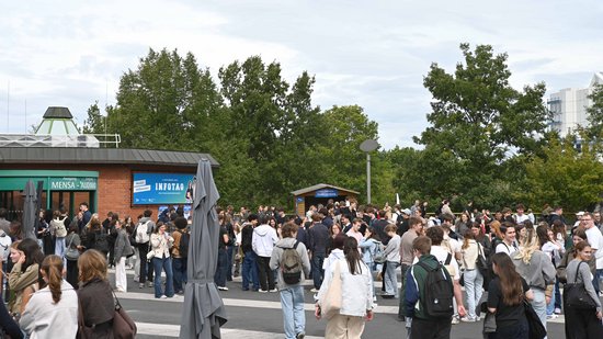 Schülerinnen und Schüler auf dem Campus der Universität am Infotag 2026.
