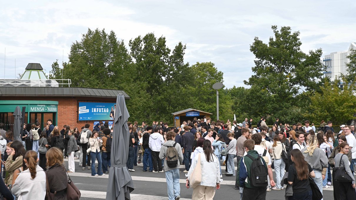 Schülerinnen und Schüler auf dem Campus der Universität am Infotag 2026.