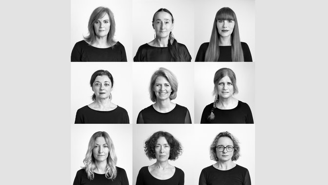 Foto der Fotografin Roswitha Kaster mit schwarz-weiß Porträts von Starken Frauen. In der Mitte. Präsidentin Prof. Dr. Eva Martha Eckkrammer