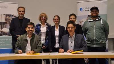 [Translate to Englisch:] Unterzeichnung Vizepräsident und Minister Teuber