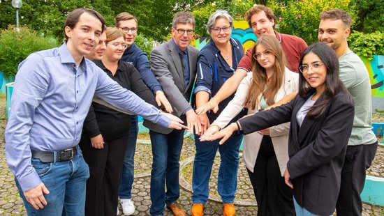 Neu im Team der Universität Trier: Präsident Michael Jäckel und Kanzlerin Ulrike Graßnick haben die acht Azubis willkommen geheißen.