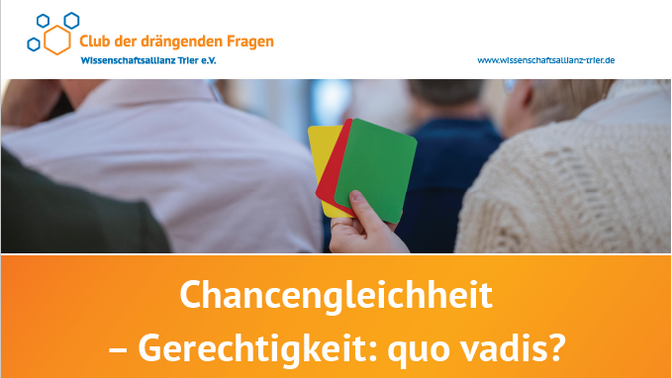 Rote, gelbe und grüne Karte in einer Hand