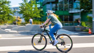 Fahrradfahrerin auf der Forumsplatte