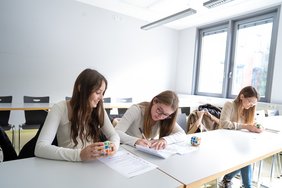 Schülerinnen beim Tag der Mathematik
