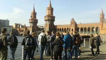 Bild mit einer Gruppe Studierender vor dem Hintergrund der Oberbaumbrücke in Berlin