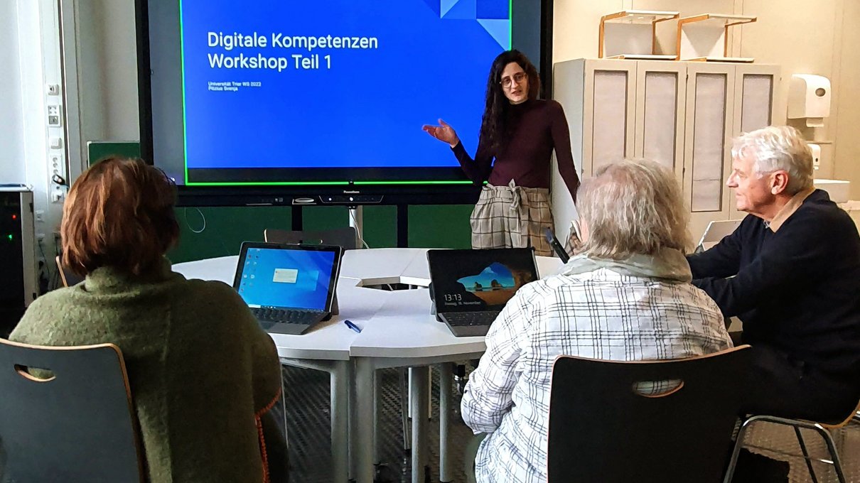 Beim Campus der Generationen an der Universität Trier können sich Interessierte ein individuelles Programm aus Vorlesungen, Seminaren und Workshops sowie einer Exkursionsreihe zusammenstellen.