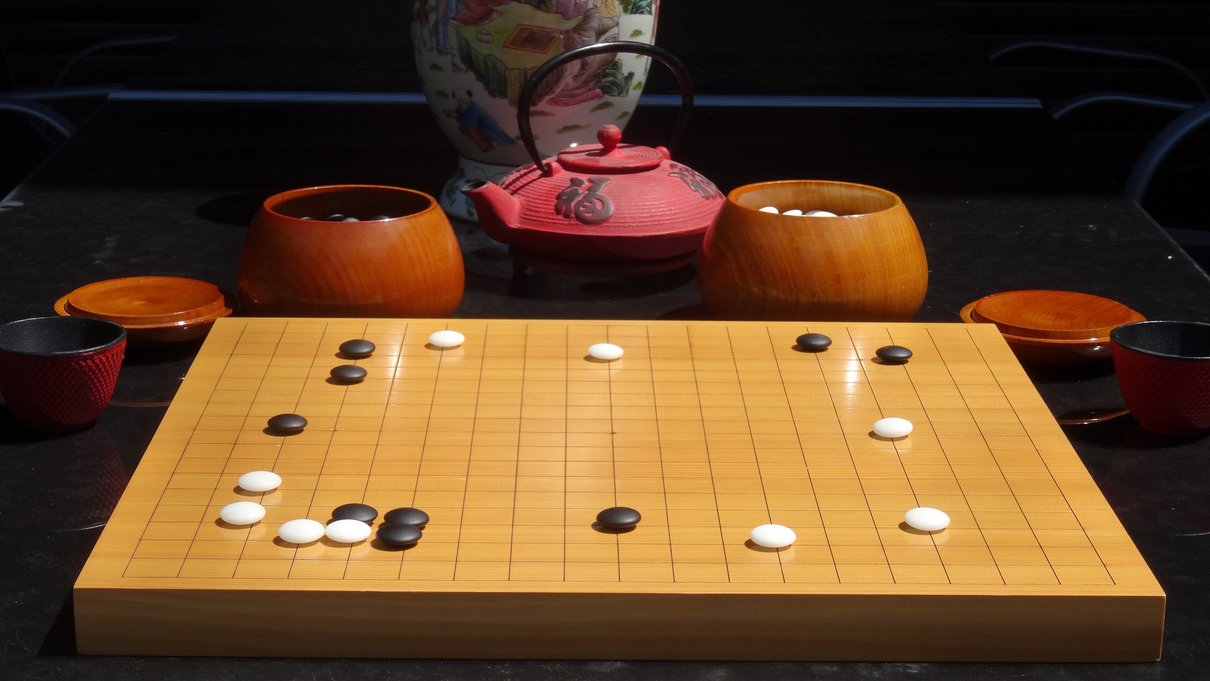 Das traditionelle chinesische Brettspiel Go wird weltweit von über 100 Millionen Menschen gespielt.