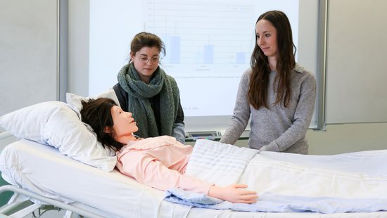 Im so genannten Skills-Lab an der Universität Trier trainieren die Pflegestudierenden verschiedene Situationen.