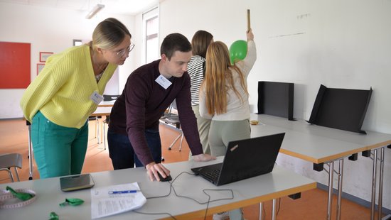 Ein mathematisches Experiment mit Süßigkeiten: Ein Workshop führte in die numerische Volumenbestimmung ein und brachte Gummibärchen zum Fliegen.