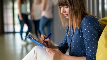 Studierende mit Laptop