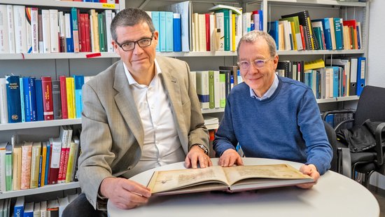 Prof. Dr. Stephan Laux aus der Landesgeschichte (l.) und Dr. Christoph Cluse aus dem Arye Maimon-Institut (r.) freuen sich über vier Jahre Förderung. 