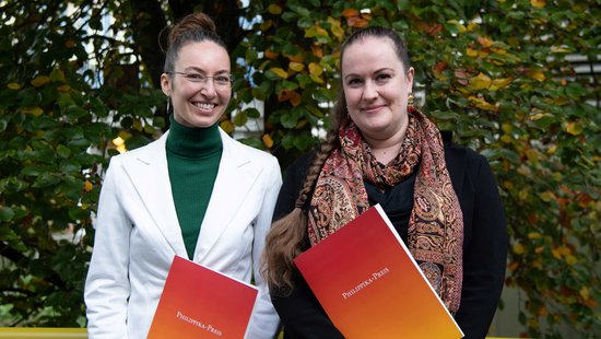 Die beiden Preisträgerinnen Dr. Michaela Schauer und Dr. Manon Y. Schutz. 