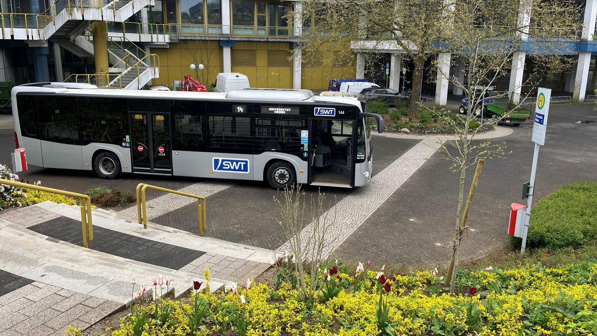 Stadtbus der SWT an der Bushaltestelle Mensa