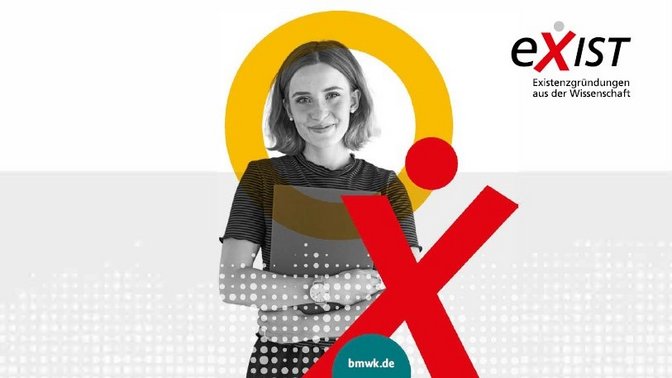 Lächelnde Frau mit Unterlagen in ihren Armen.
