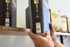 Wenn das Buchkunstwerk fertig ist, fertigt der Bibliotheksmitarbeiter extra eine neue Signatur an, als wäre das Buch zu einer anderen Ausgabe geworden, die eine neue Einordnung erfordert.