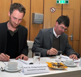 Universitätspräsident Prof. Dr. Michael Jäckel (rechts) und
