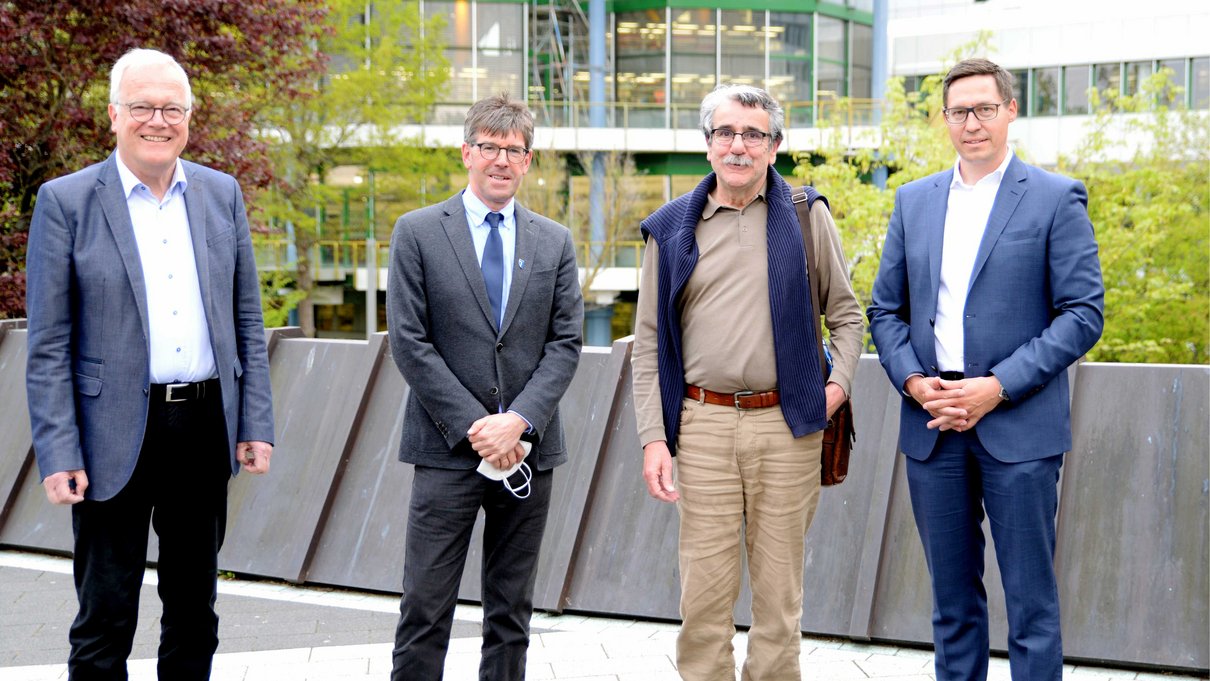 Der neue Vorstand des Freundeskreises Trierer Universität mit (von links) Geschäftsführer Wolfgang Müller, Universitätspräsident Prof. Dr. Michael Jäckel, Vorsitzender Dr. Hubert Schnabel und Schatzmeister André Polrolniczak. Nicht auf dem Foto ist Schriftführer Daniel Bauerfeld. 