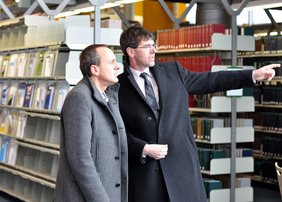 Die Bibliothek war die erste Station eines gemeinsamen Rundgangs des Kaiserslauterner Fachhochschul-Präsidenten Prof. Dr. Konrad Wolf (links) mit Gastgeber Prof. Dr. Michael Jäckel über den Universitätscampus.